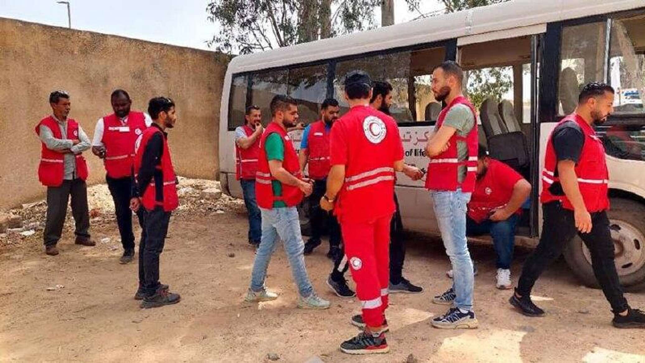 ليبيا.. طرابلس تستنجد بالهلال الأحمر وسط هدنة هشة وممرات إنسانية مؤقتة