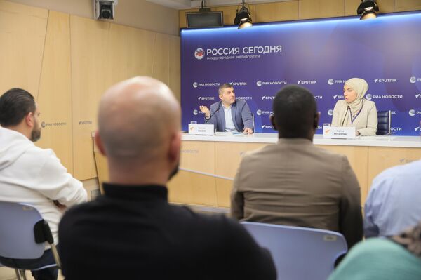 سبوتنيك تنظم ورشة عمل حول أساليب استثمار الذكاء الاصطناعي في مجال الإعلام بمشاركة عدد من الصحفيين العرب  - سبوتنيك عربي