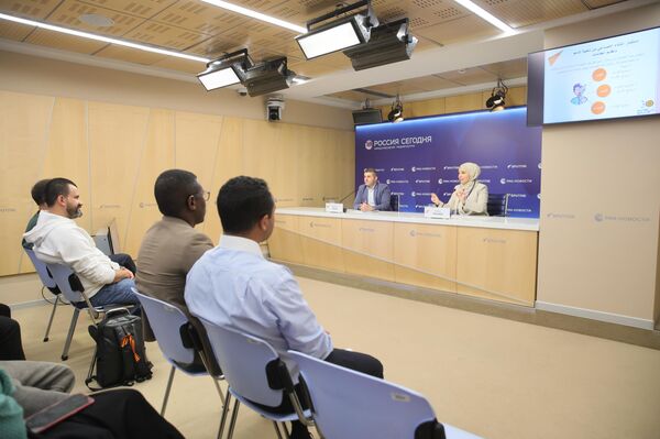 سبوتنيك تنظم ورشة عمل حول أساليب استثمار الذكاء الاصطناعي في مجال الإعلام بمشاركة عدد من الصحفيين العرب  - سبوتنيك عربي