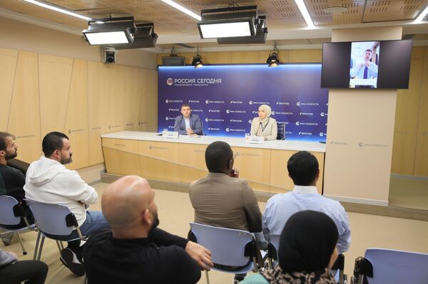 سبوتنيك تنظم ورشة عمل حول أساليب استثمار الذكاء الاصطناعي في مجال الإعلام بمشاركة عدد من الصحفيين العرب  - سبوتنيك عربي