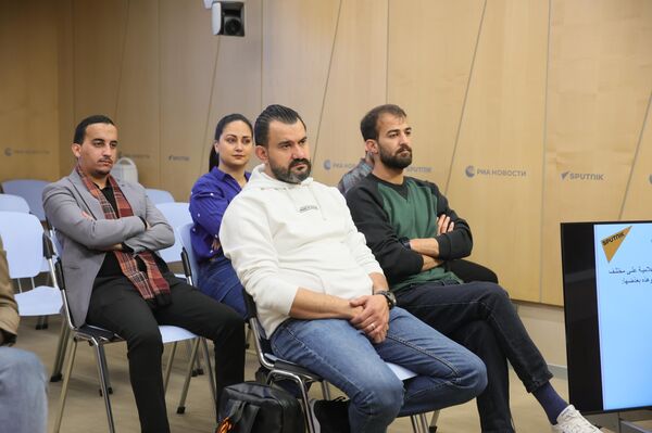 سبوتنيك تنظم ورشة عمل حول أساليب استثمار الذكاء الاصطناعي في مجال الإعلام بمشاركة عدد من الصحفيين العرب  - سبوتنيك عربي