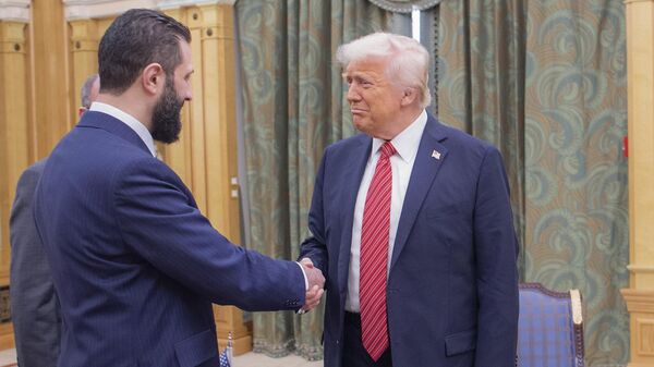 الرئيس دونالد ترامب (على اليمين) وهو يصافح الرئيس السوري المؤقت أحمد الشرع، في الرياض، المملكة العربية السعودية - سبوتنيك عربي