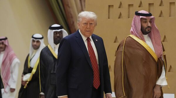 الرئيس دونالد ترامب يصل مع ولي العهد السعودي الأمير محمد بن سلمان لالتقاط صورة جماعية مع قادة مجلس التعاون الخليجي خلال قمة مجلس التعاون الخليجي في الرياض، المملكة العربية السعودية  - سبوتنيك عربي