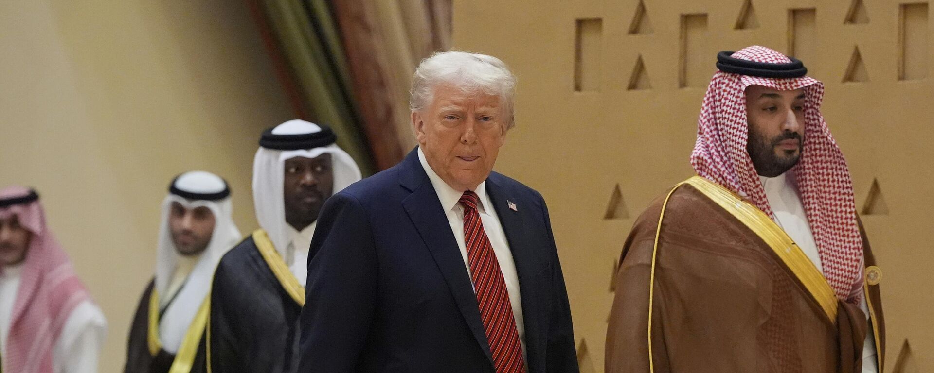 الرئيس دونالد ترامب يصل مع ولي العهد السعودي الأمير محمد بن سلمان لالتقاط صورة جماعية مع قادة مجلس التعاون الخليجي خلال قمة مجلس التعاون الخليجي في الرياض، المملكة العربية السعودية  - سبوتنيك عربي, 1920, 18.11.2025