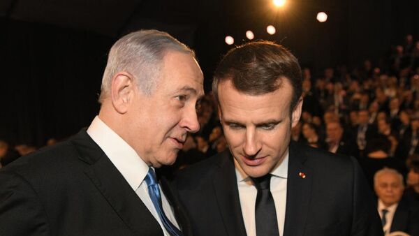 رئيس الوزراء الإسرائيلي بنيامين نتنياهو بجانب الرئيس الفرنسي إيمانويل ماكرون - سبوتنيك عربي