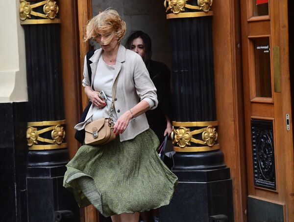 فتاة تخرج من مترو الأنفاق في موسكو - سبوتنيك عربي