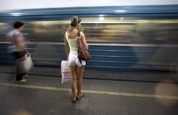 ركاب ينتظرون القطار في محطة بارك كولتوري في مترو موسكو - سبوتنيك عربي