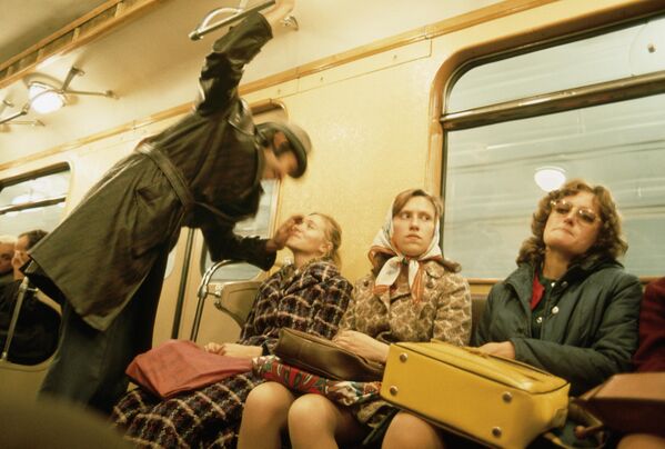 ركاب في عربة قطار في مترو موسكو - سبوتنيك عربي