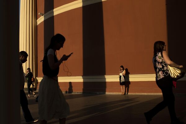 الركاب عند مدخل محطة مترو كراسنوبريسنينسكايا التابعة لمترو موسكو - سبوتنيك عربي