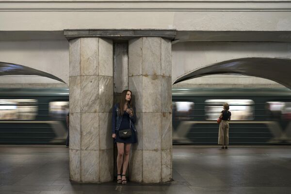 امرأة تنتظر في مترو الأنفاق خلال بطولة كأس العالم لكرة القدم 2018 في موسكو - سبوتنيك عربي