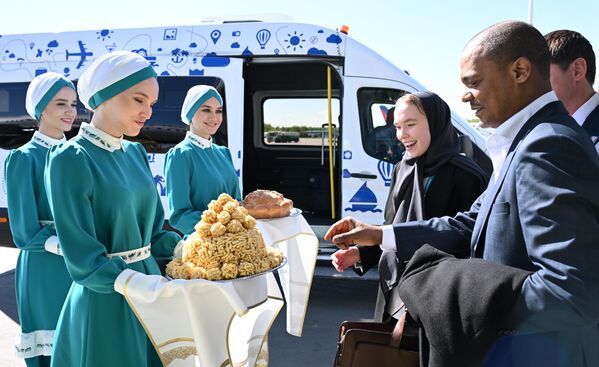 خلال استقبال سفير سلطنة عمان حمود بن سالم الطويخ، للمشاركة في المنتدى. - سبوتنيك عربي