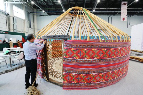 أحد الأشخاص وهو يضع اللمسات الأخيرة على منسوجات تقليدية. - سبوتنيك عربي