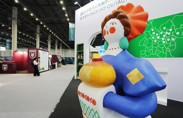  مجسم لسيدة ترتدي التقليدي ضمن أروقة منتدى قازان 2025. - سبوتنيك عربي