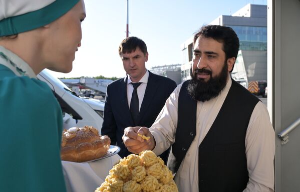 استقبال القائم بأعمال سفارة أفغانستان في روسيا الاتحادية قرهوال جمال ناصر. - سبوتنيك عربي