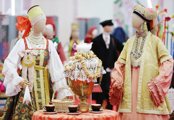 صورة تظهر مجسمات ترتدي ثيابا تقليدية تحاكي عراقة المنطقة. - سبوتنيك عربي