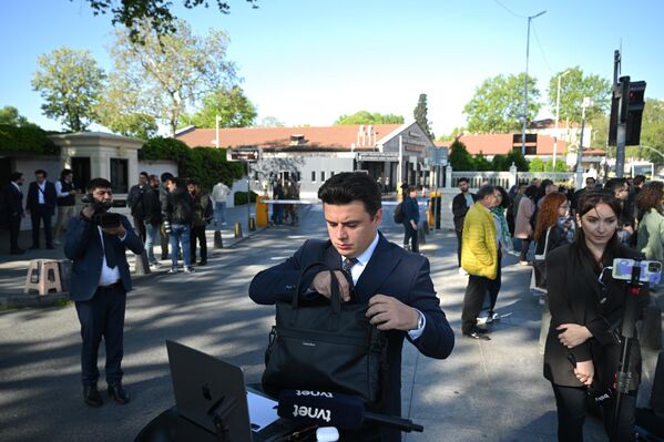 صورة أخرى توثق استعداد الصحفيين أمام قصر دولما بهجة، للتغطية الإعلامية فور بدء المحادثات. - سبوتنيك عربي