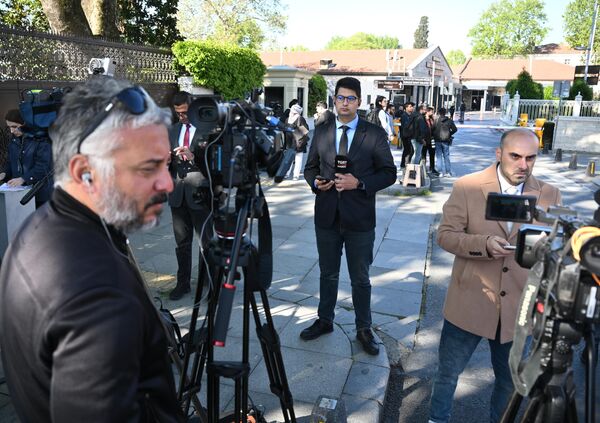 صحفيون مع معدات التصوير يقفون عند مدخل قصر دولما بهجة، بانتظار بدء المحادثات. - سبوتنيك عربي