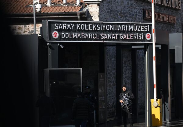 ضباط من جهاز الشرطة يقومون بدورية عند مدخل قصر دولما بهجة في إسطنبول، قبيل بدء المحادثات بين وفدي روسيا وأوكرانيا.  - سبوتنيك عربي