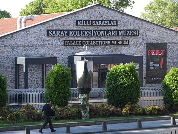 صورة تعكس أجواء الترقب والانتظار من أمام متحف قصر دولما بهجة. - سبوتنيك عربي