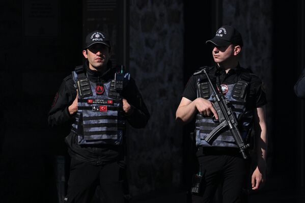 ضابطان شرطة يقفان عند مدخل قصر دولما بهجة في إسطنبول قبيل انطلاق المحادثات. - سبوتنيك عربي