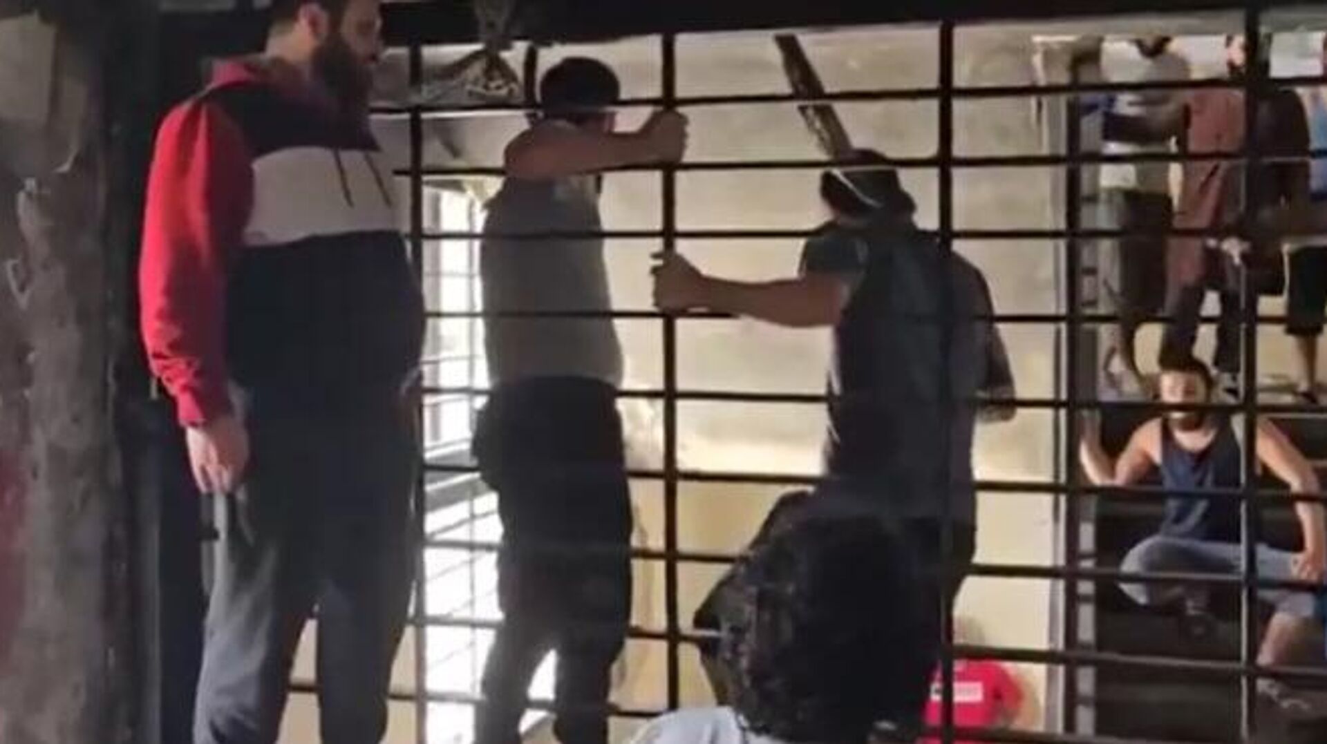 أعمال شغب في سجن روميه في لبنان أعمال شغب في سجن روميه في لبنان - سبوتنيك عربي, 1920, 15.05.2025