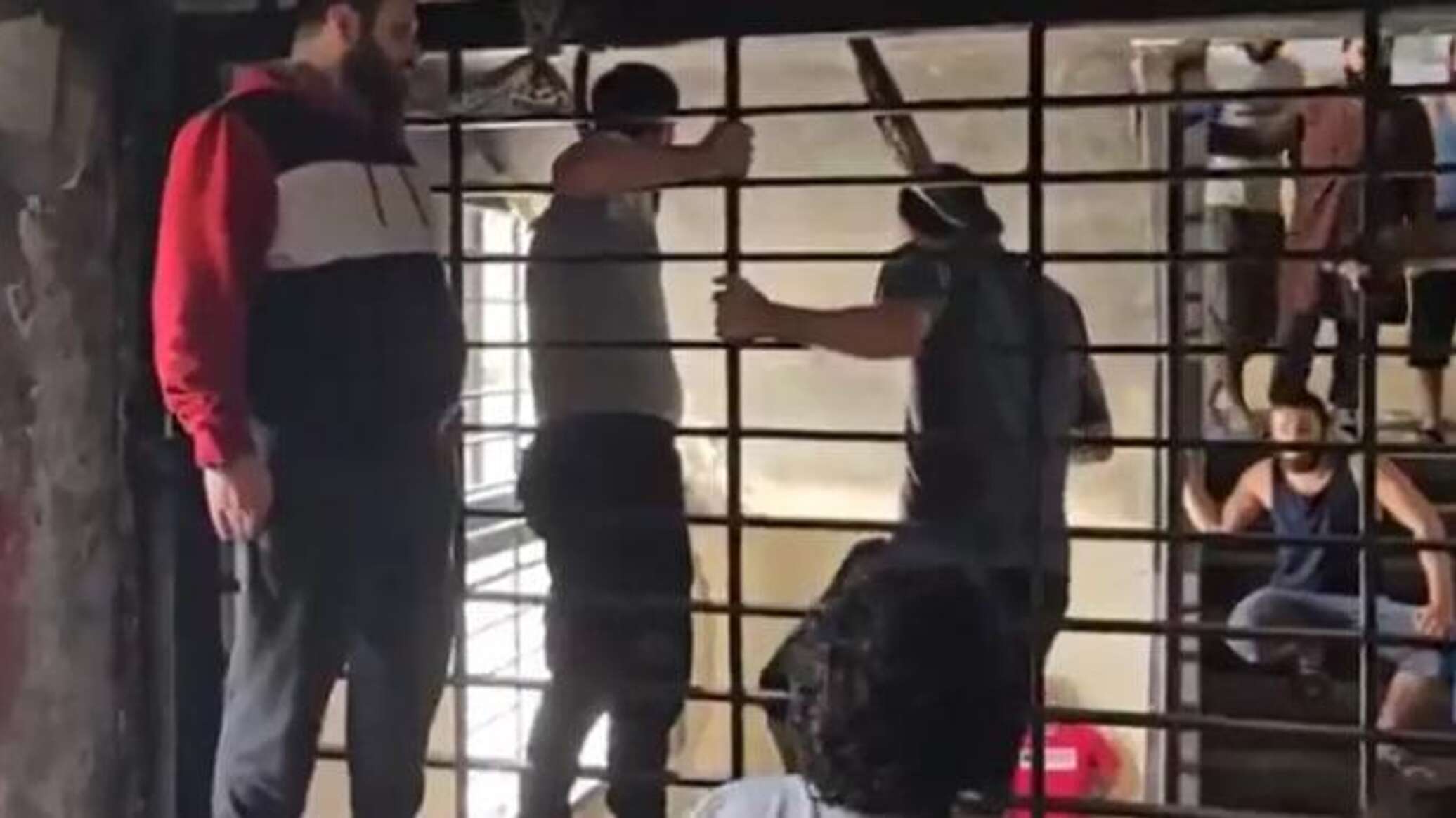 تعليق مشانق... توتر شديد داخل سجن رومية اللبناني... فيديو