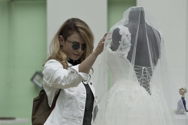 زائرة تنظر إلى فستان زفاف معروض في متحف العلاقات المحطمة في بريشتينا، كوسوفو. زائرة تنظر إلى فستان زفاف معروض في متحف العلاقات المحطمة في بريشتينا، كوسوفو. - سبوتنيك عربي