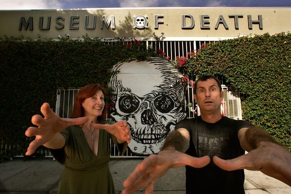 كاتي شولتز وزوجها جيمس دين هيلي، المالكان والمشرفان على متحف الموت في هوليوود بوليفارد، الولايات المتحدة. كاتي شولتز وزوجها جيمس دين هيلي، المالكان والمشرفان على متحف الموت في هوليوود بوليفارد، الولايات المتحدة. - سبوتنيك عربي