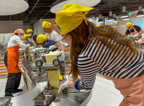 صورة تظهر كيفية إنتاج النودلز في متحف "كاب نودلز"، ويظهر المتحف تاريخ النودلز سريعة التحضير وللمتحف فرعان، أحدهما في أوساكا والآخر في يوكوهاما، اليابان. صورة تظهر كيفية إنتاج النودلز في متحف "كاب نودلز"، ويظهر المتحف تاريخ النودلز سريعة التحضير وللمتحف فرعان، أحدهما في أوساكا والآخر في يوكوهاما، اليابان. - سبوتنيك عربي