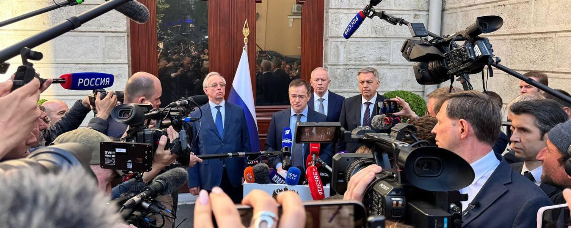 مساعد الرئيس الروسي ورئيس الوفد المفاوض فلاديمير ميدينسكي يصل مع الوفد الروسي غلى مكان انعقاد المفاوضات في اسطنبول  - سبوتنيك عربي, 1920, 01.06.2025