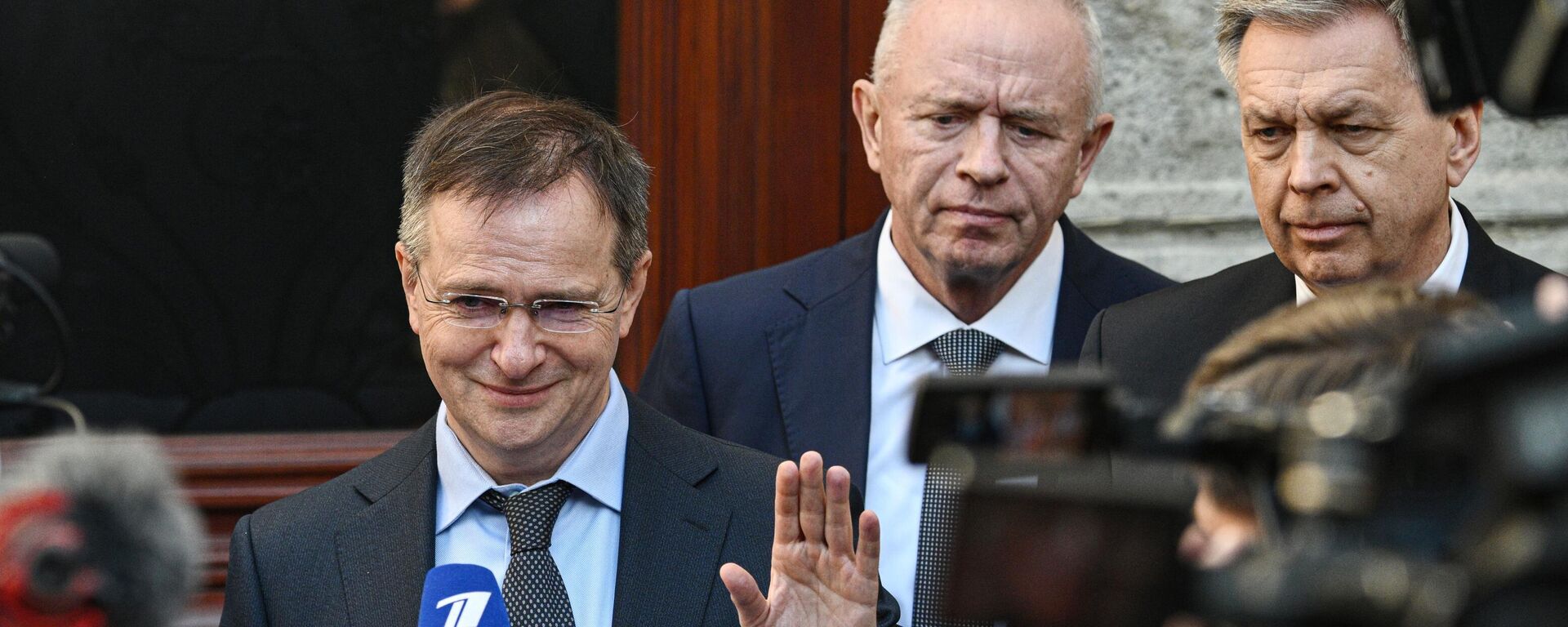 مساعد رئيس الاتحاد الروسي فلاديمير ميدينسكي، نائب وزير الدفاع في الاتحاد الروسي ألكسندر فومين، رئيس مديرية الاستخبارات الرئيسية في هيئة الأركان العامة للقوات المسلحة في الاتحاد الروسي - نائب رئيس هيئة الأركان العامة للقوات المسلحة في الاتحاد الروسي إيغور كوستيوكوف (من اليسار إلى اليمين) في مؤتمر صحفي في إسطنبول. - سبوتنيك عربي, 1920, 16.05.2025