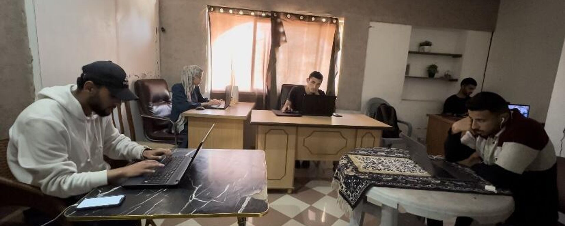 مقهى يقدم الكهرباء والإنترنت ومساحات دراسة للطلبة في قطاع غزة  - سبوتنيك عربي, 1920, 16.05.2025