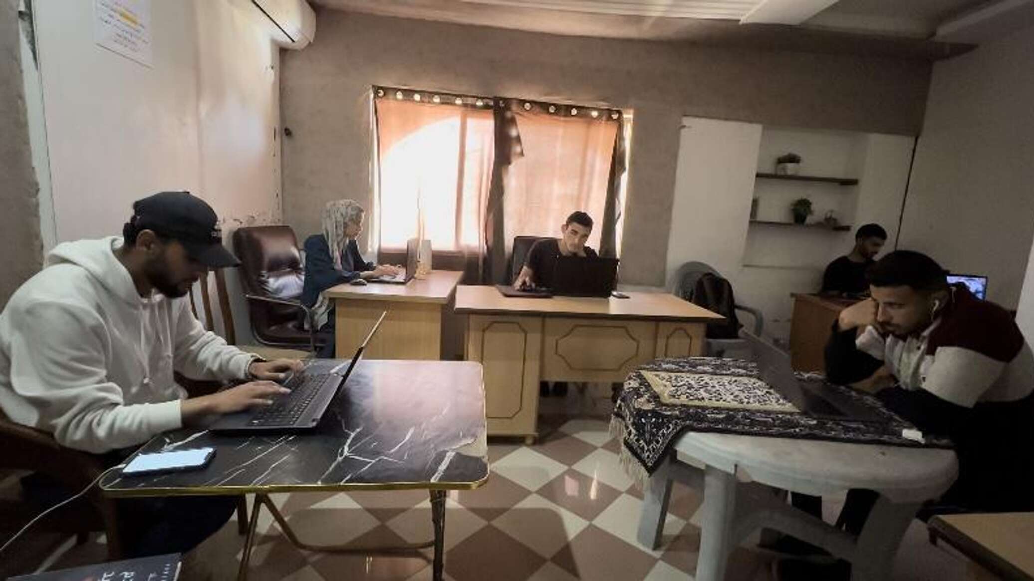 مقهى يقدم الكهرباء والإنترنت ومساحات دراسة للطلبة في قطاع غزة