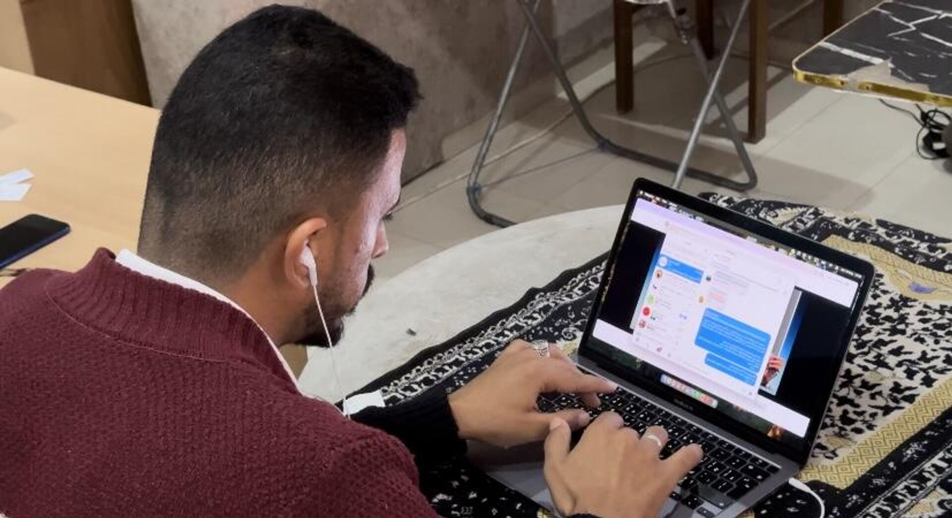 مقهى يقدم الكهرباء والإنترنت ومساحات دراسة للطلبة في قطاع غزة  - سبوتنيك عربي, 1920, 15.05.2025