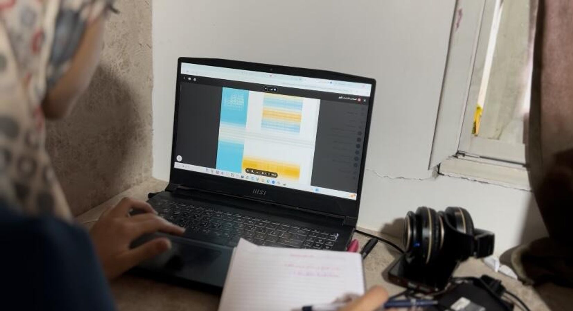 مقهى يقدم الكهرباء والإنترنت ومساحات دراسة للطلبة في قطاع غزة  - سبوتنيك عربي, 1920, 15.05.2025