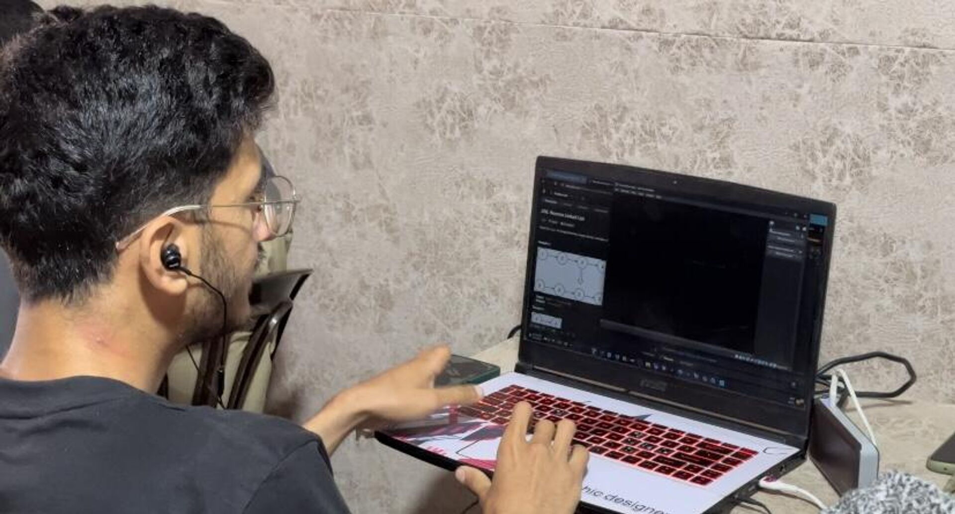 مقهى يقدم الكهرباء والإنترنت ومساحات دراسة للطلبة في قطاع غزة  - سبوتنيك عربي, 1920, 15.05.2025