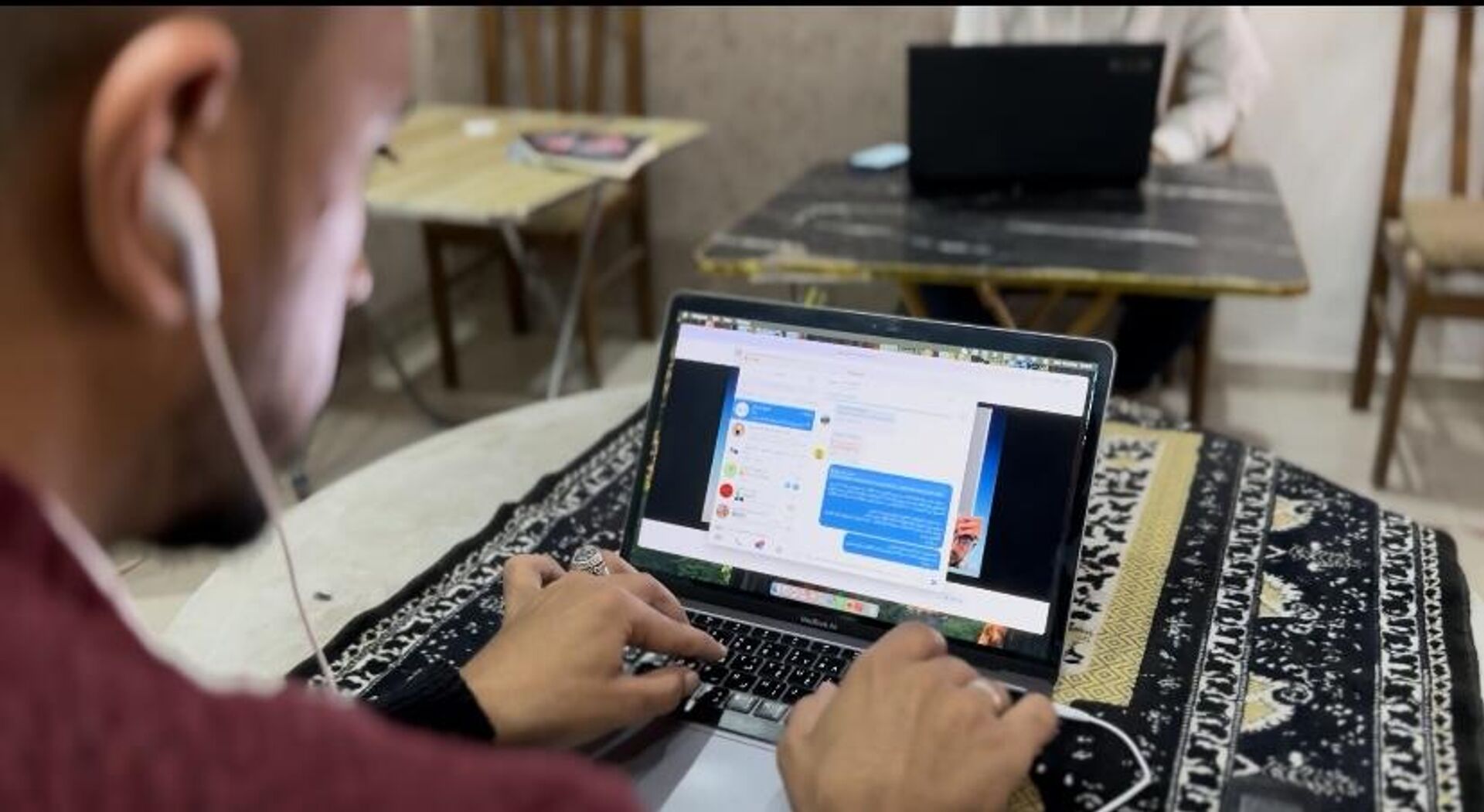 مقهى يقدم الكهرباء والإنترنت ومساحات دراسة للطلبة في قطاع غزة  - سبوتنيك عربي, 1920, 15.05.2025