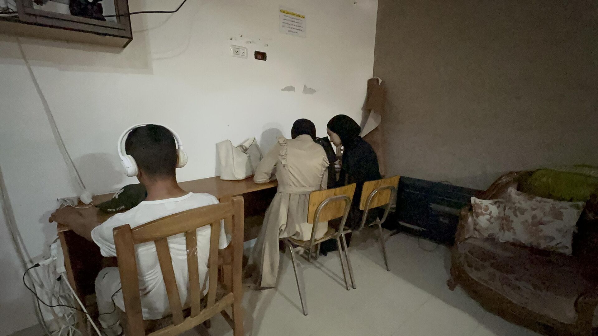 مقهى يقدم الكهرباء والإنترنت ومساحات دراسة للطلبة في قطاع غزة  - سبوتنيك عربي, 1920, 15.05.2025