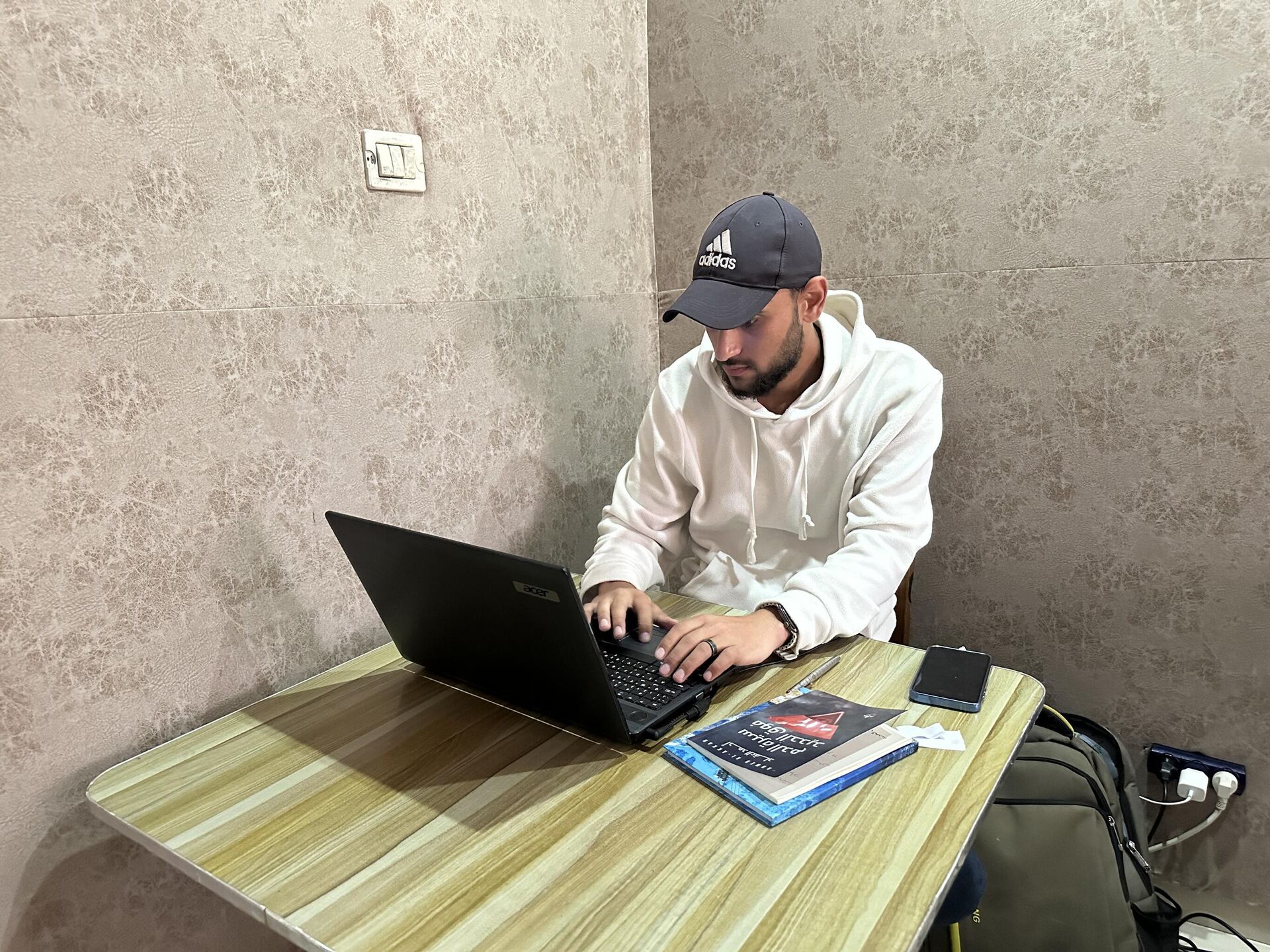 مقهى يقدم الكهرباء والإنترنت ومساحات دراسة للطلبة في قطاع غزة  - سبوتنيك عربي, 1920, 15.05.2025