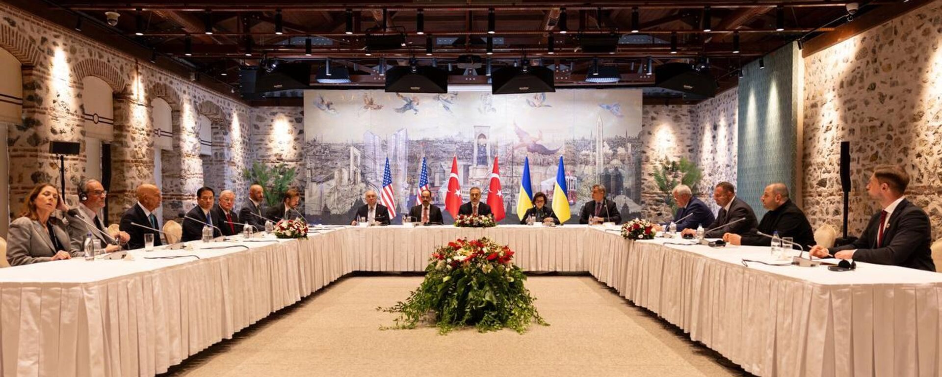 صورة لبدء المفاوضات الأمريكية التركية الأوكرانية في إسطنبول  - سبوتنيك عربي, 1920, 16.05.2025