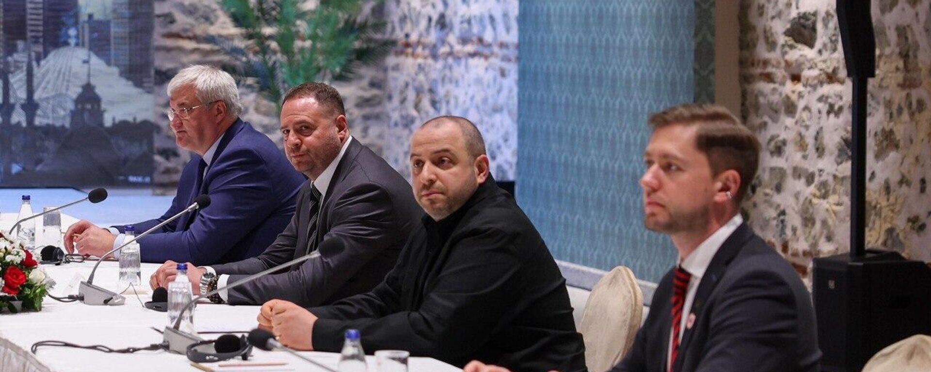 الوفد الأوكراني خلال المحادثات الثلاثية الأمريكية التركية الأوكرانية على هامش المفاوضات الروسية الأوكرانية في إسطنبول  - سبوتنيك عربي, 1920, 17.05.2025