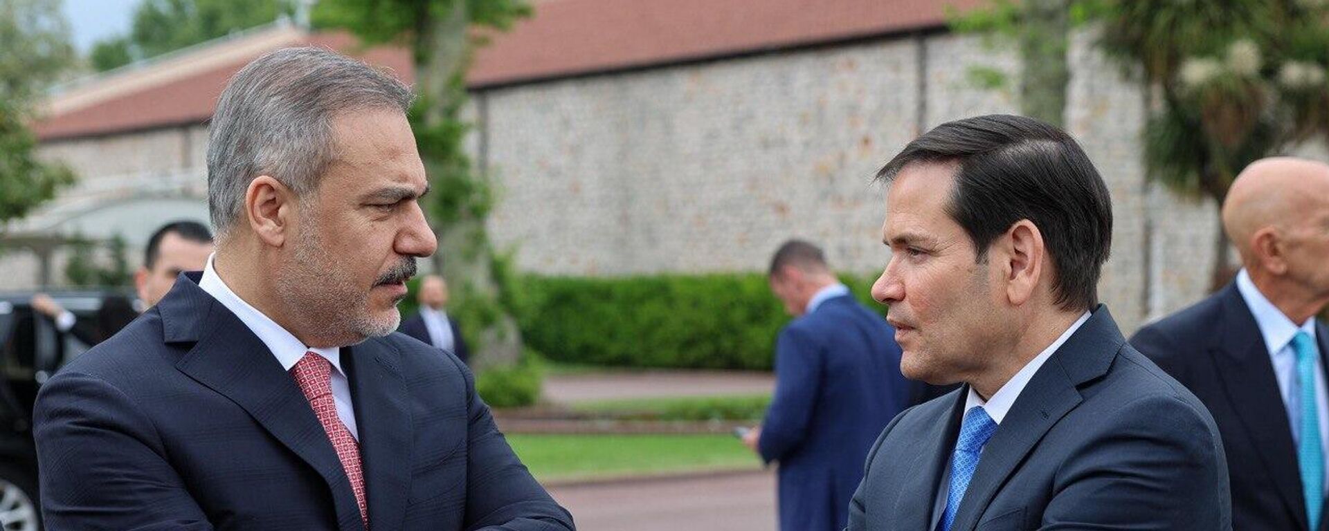 وزيرا الخارجية الأمريكي ماركو روبيو، والتركي هاكان فيدان قبيل المحادثات الثلاثية الأمريكية التركية الأوكرانية على هامش المفاوضات الروسية الأوكرانية في إسطنبول  - سبوتنيك عربي, 1920, 26.07.2025