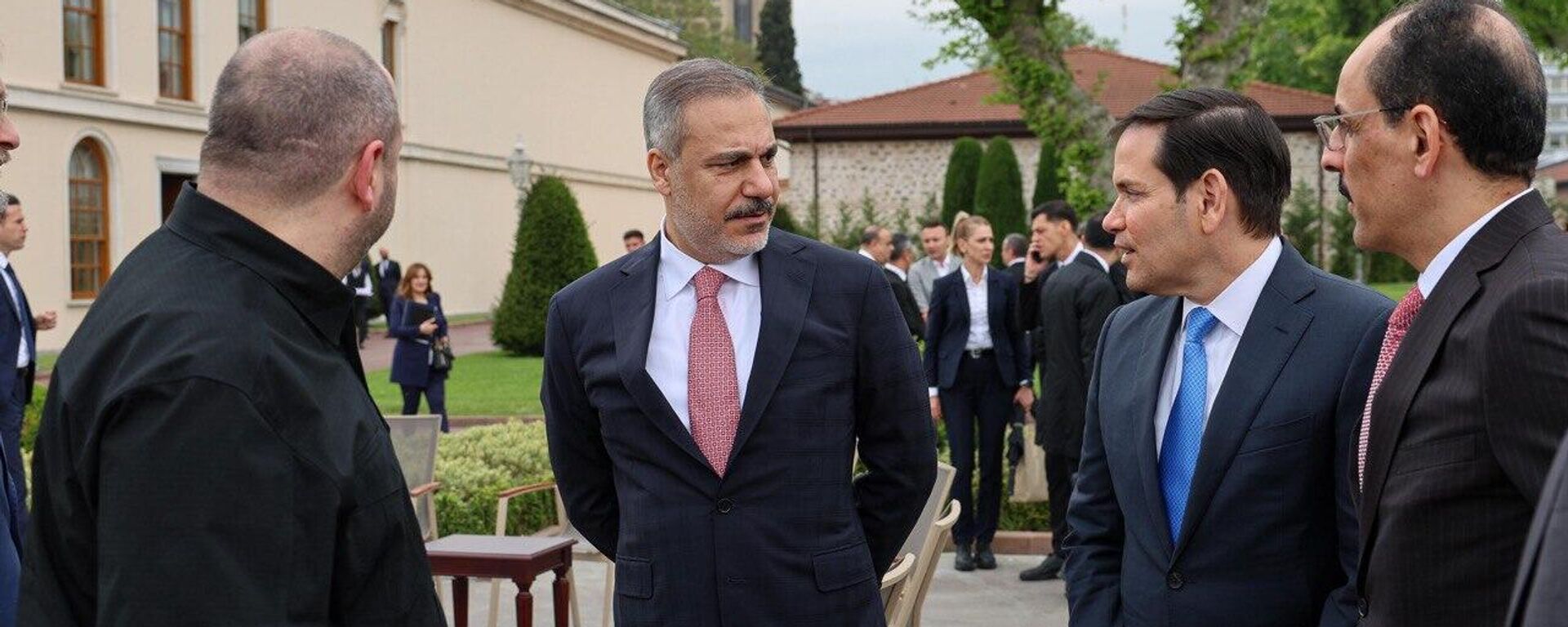 وزيرا الخارجية الأمريكي ماركو روبيو، والتركي هاكان فيدان قبيل المحادثات الثلاثية الأمريكية التركية الأوكرانية على هامش المفاوضات الروسية الأوكرانية في إسطنبول  - سبوتنيك عربي, 1920, 20.08.2025