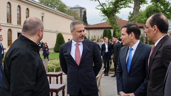 وزيرا الخارجية الأمريكي ماركو روبيو، والتركي هاكان فيدان قبيل المحادثات الثلاثية الأمريكية التركية الأوكرانية على هامش المفاوضات الروسية الأوكرانية في إسطنبول  - سبوتنيك عربي