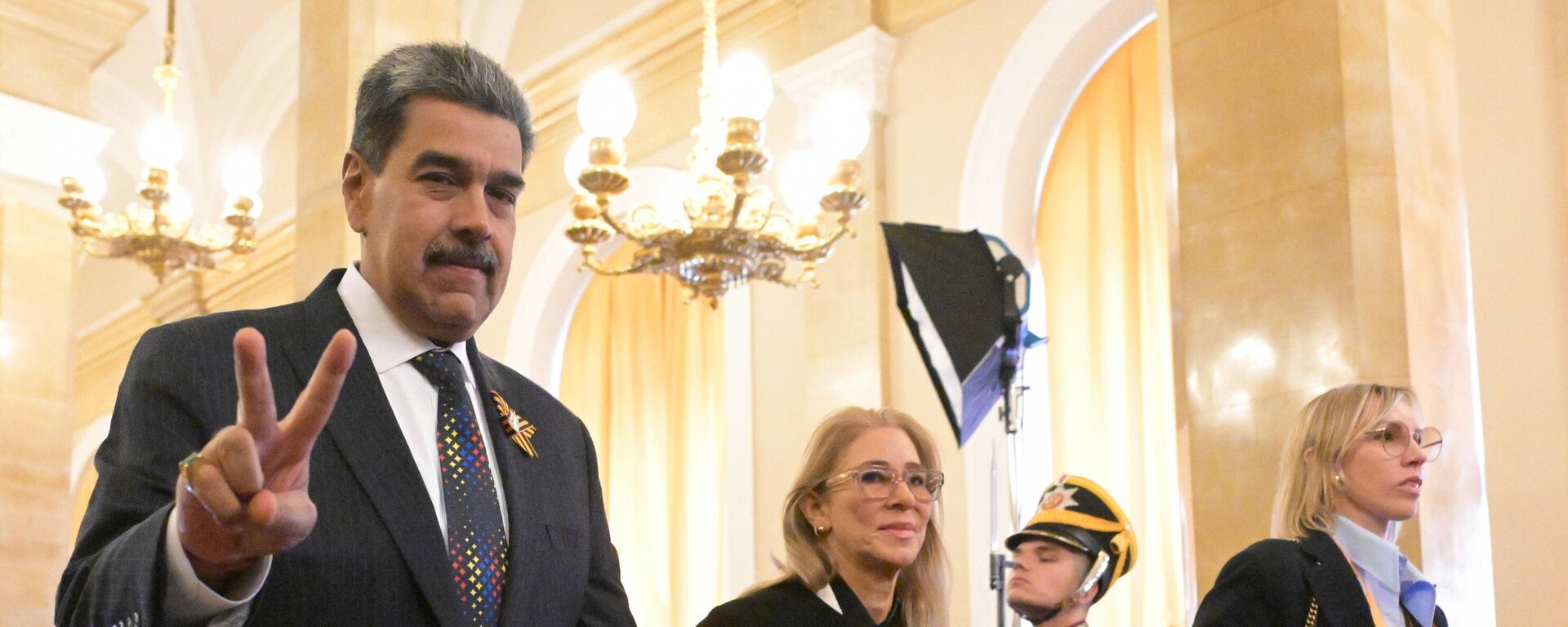 الرئيس الفنزويلي نيكولاس مادورو برفقة زوجته سيليا فلوريس في حفل استقبالٍ نيابةً عن الرئيس الروسي، تكريمًا لرؤساء الدول المدعوين للاحتفال بالذكرى الثمانين للنصر. - سبوتنيك عربي, 1920, 12.11.2025