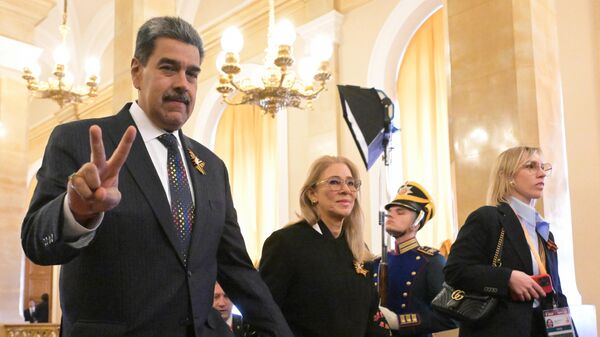 الرئيس الفنزويلي نيكولاس مادورو برفقة زوجته سيليا فلوريس في حفل استقبالٍ نيابةً عن الرئيس الروسي، تكريمًا لرؤساء الدول المدعوين للاحتفال بالذكرى الثمانين للنصر. - سبوتنيك عربي