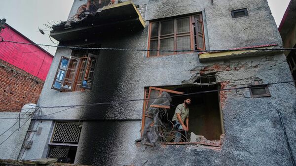 يتفقد أحد السكان منزله المتضرر من القصف المدفعي الباكستاني في بونش، على طول خط السيطرة، في كشمير الخاضعة للسيطرة الهندية، الخميس 8 مايو/أيار 2025. - سبوتنيك عربي