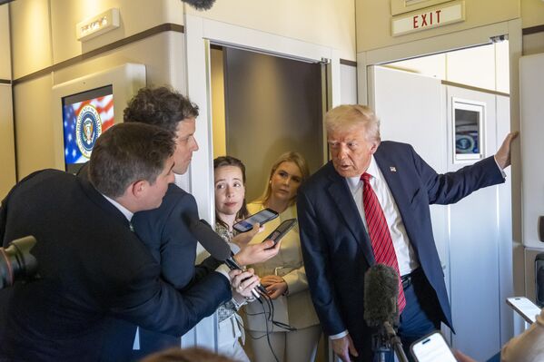 الرئيس دونالد ترامب يتحدث إلى الصحفيين على متن طائرة الرئاسة في طريقه من الرياض، المملكة العربية السعودية إلى الدوحة، قطر، الأربعاء، 14 مايو/أيار 2025. - سبوتنيك عربي