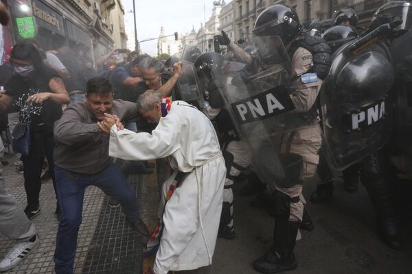 يواجه المتظاهرون الشرطة خلال مظاهرة أسبوعية تطالب بتحسين معاشات التقاعد للمتقاعدين، في بوينس آيرس، الأرجنتين، الأربعاء 14 مايو/أيار 2025. - سبوتنيك عربي