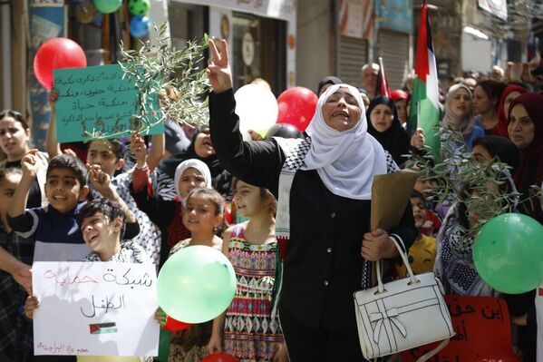 أثناء المسيرة الرمزية حيث يهتف المشاركون دعما لغزة، ويطالبون بوقف الحرب وحماية الأطفال. - سبوتنيك عربي